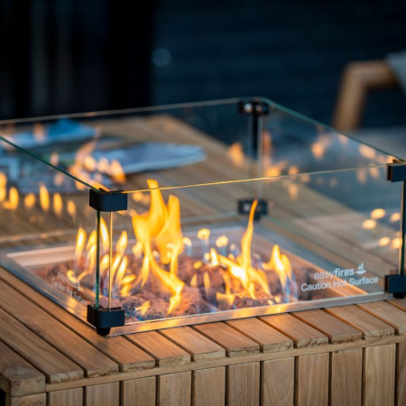 Glazen ombouw om brandende gashaard in de tuin - warmte