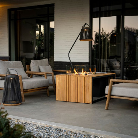 Enjoyfires vuurtafel Mida in de tuin met loungeset