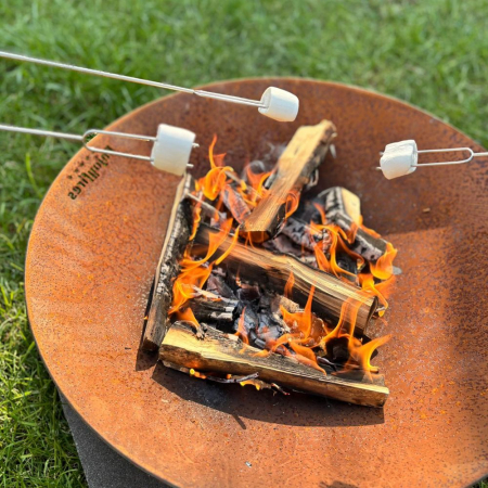 Enjoyfires vuurschaal sfeerfoto klant met marshmallows